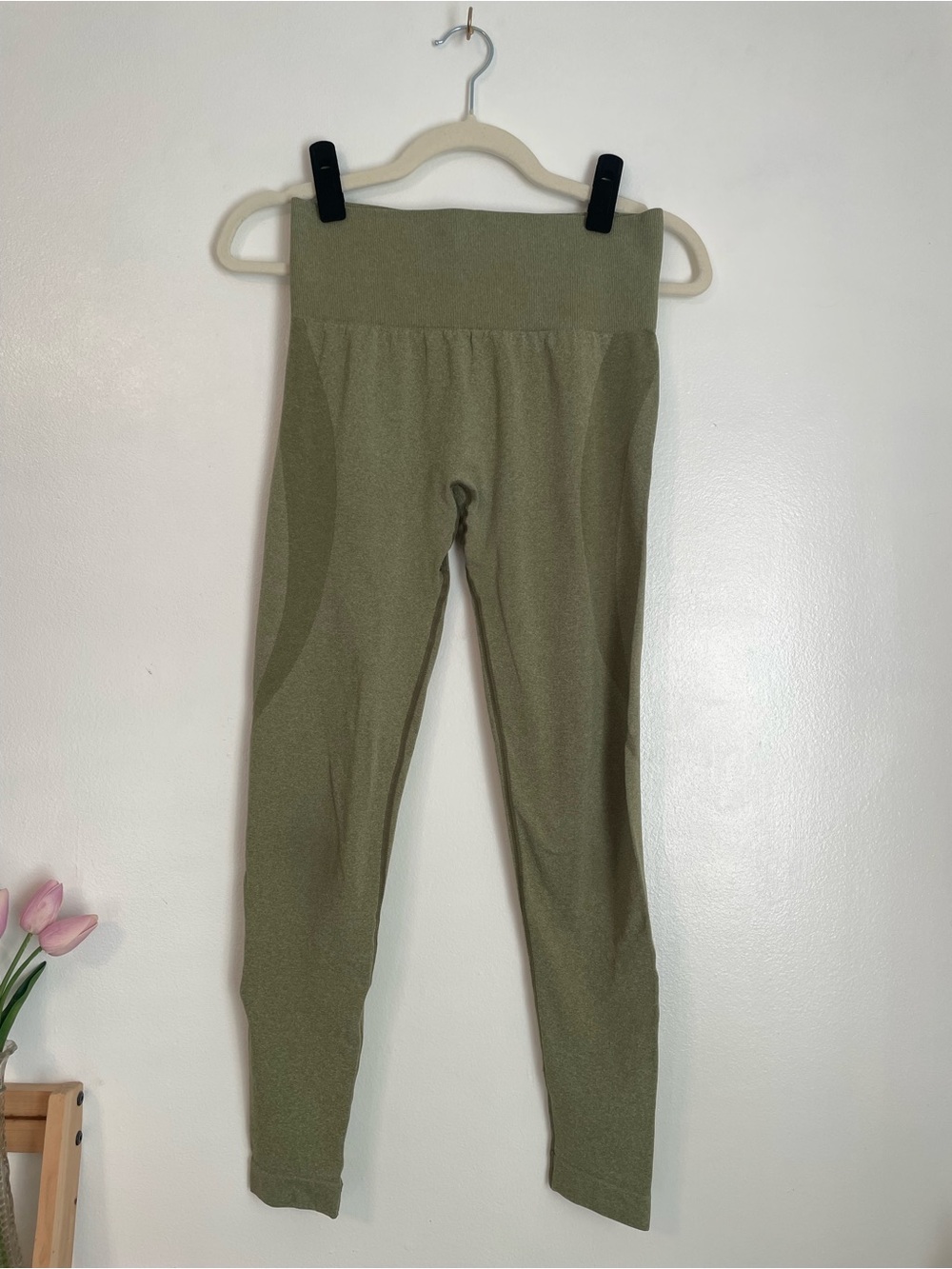 Athletic green leggings with contour details size medium